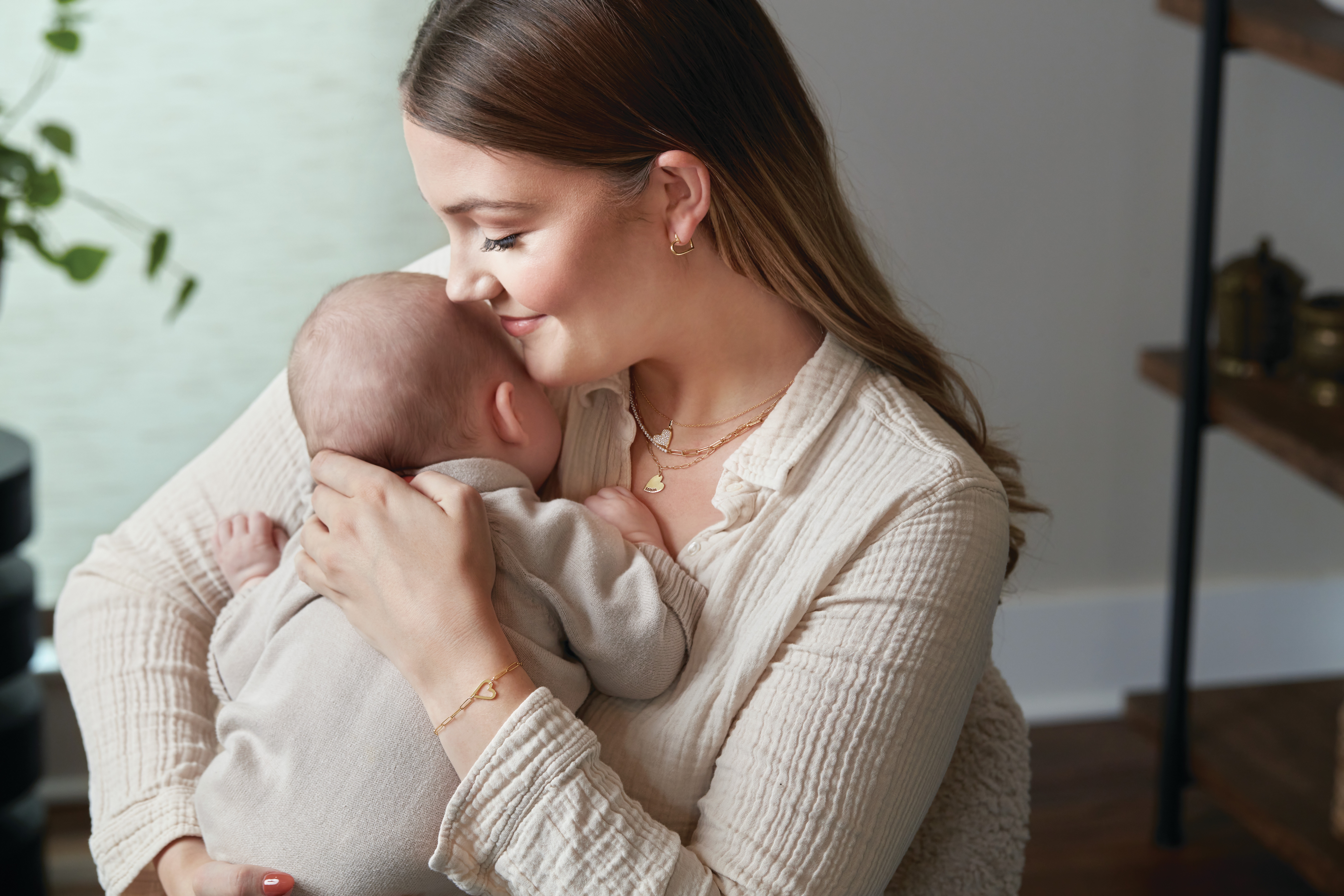 Roman Jewelers Mother’s Day Gifts Guide: 10 Gifts She’ll Love Most