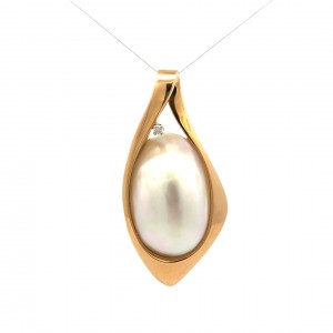 Estate 18K Yellow Gold Mabe Pearl and Diamond Pendant