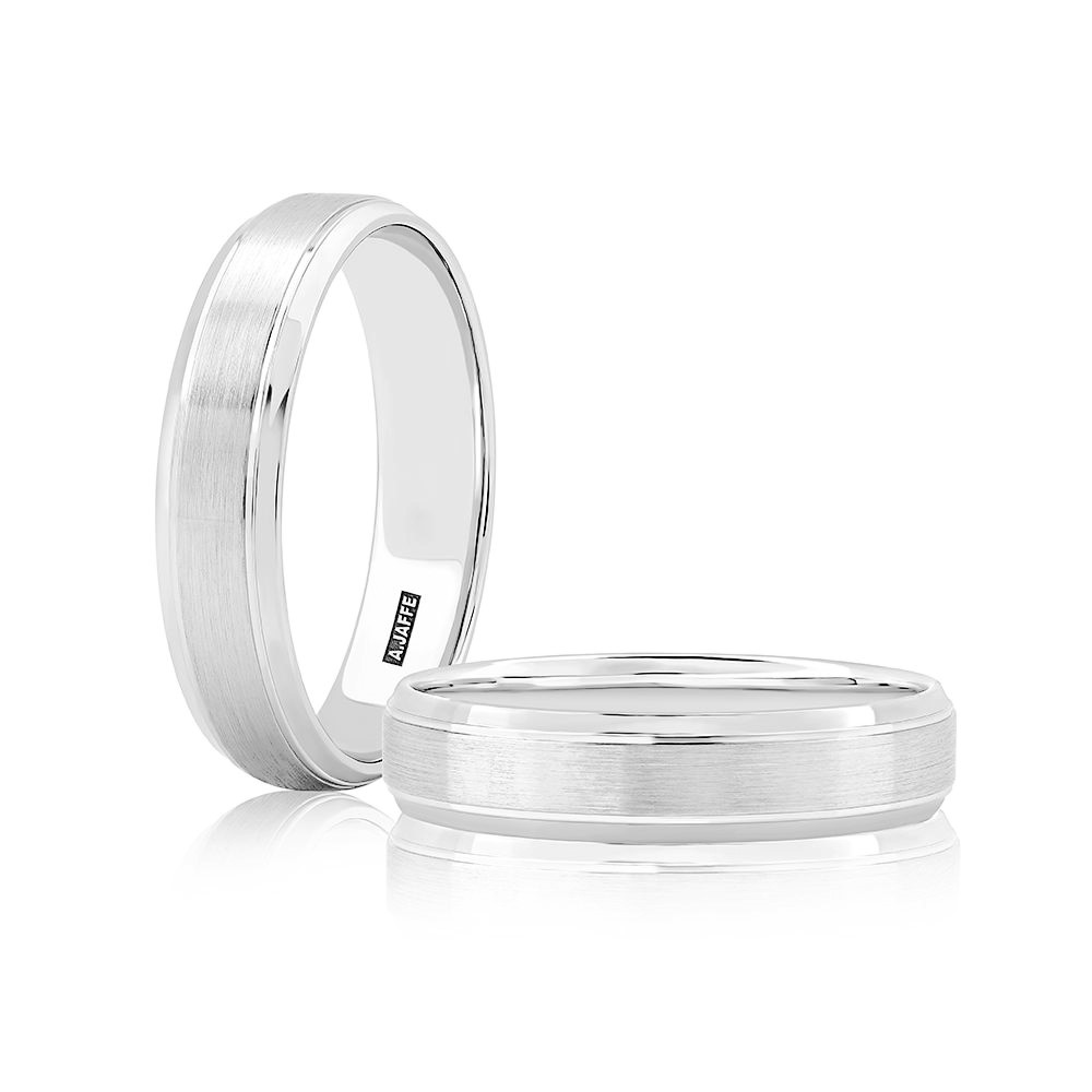 A. Jaffe 14K Yellow Gold Men's Wedding Band with Satin Center and Beveled Edges 5mm